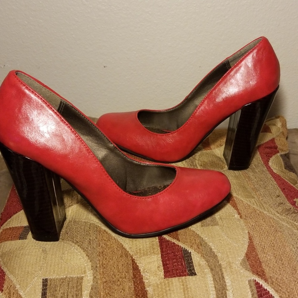 NWOT Michal Antonio Pumps!